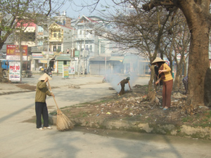 Nhân dân tổ 1 A quét dọn môi trường trên đoạn đường Trần Hưng Đạo qua địa bàn.